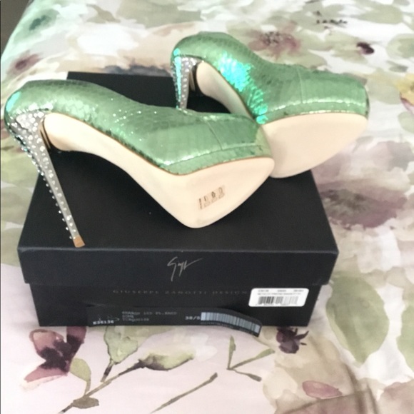 Giuseppe Zanotti “Sharon” Peeptoe Snake Print Pump $PRICE DROP⬇️ - Picture 3 of 7